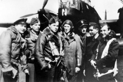 Летчики из состава 305-го дивизиона. 1944 г. 