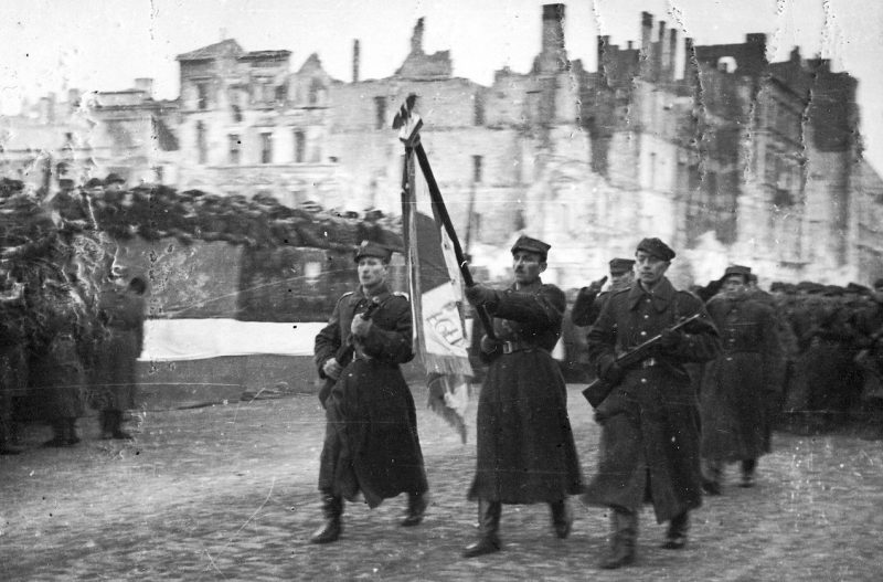 Солдаты 1-й польской армии в освобождённой Варшаве. Январь 1945 г.