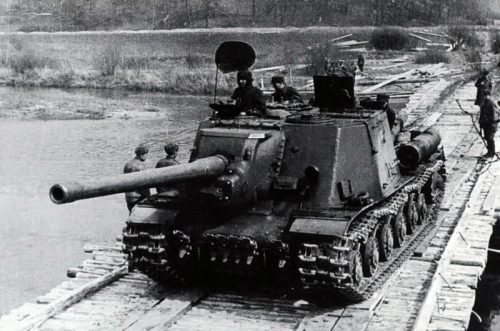 САУ ИСУ-122 из состава 25-го самоходно-артиллерийского полка 1-го танкового корпуса Войска Польского на понтонном мосту через реку Лужицкая Ниса. 1-й Украинский фронт. Апрель 1945 г.