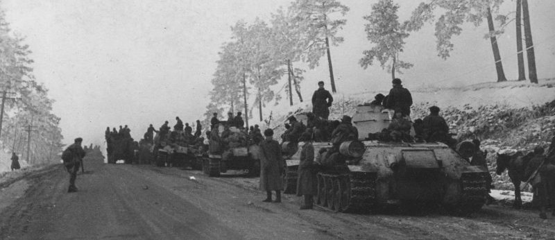 Танковая колонна 1-го Украинского фронта на марше по Житомирскому шоссе.