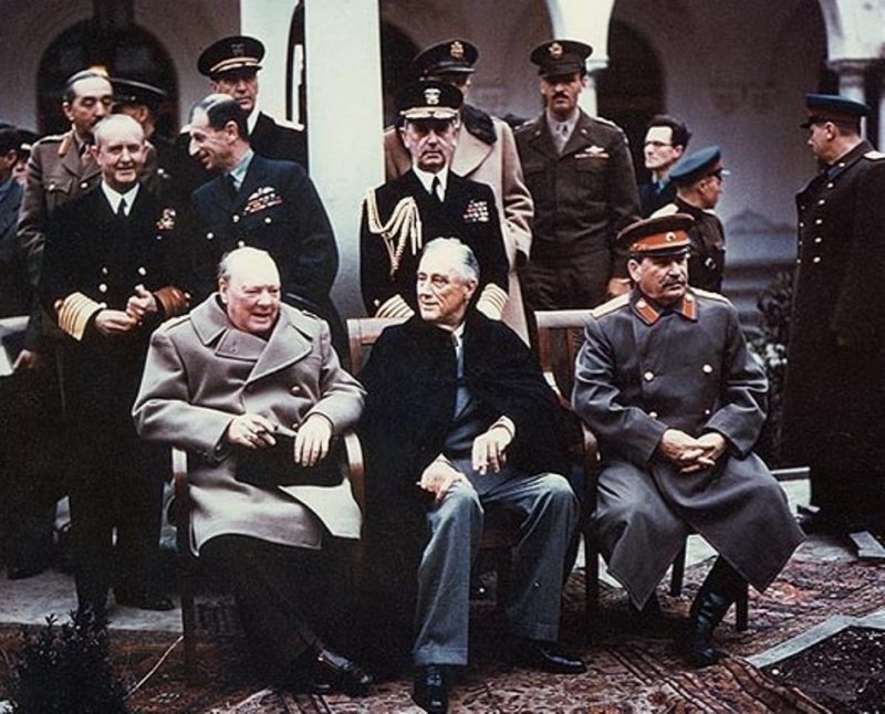 Черчилль, Рузвельт и Сталин у Ливадийского дворца в Ялте.