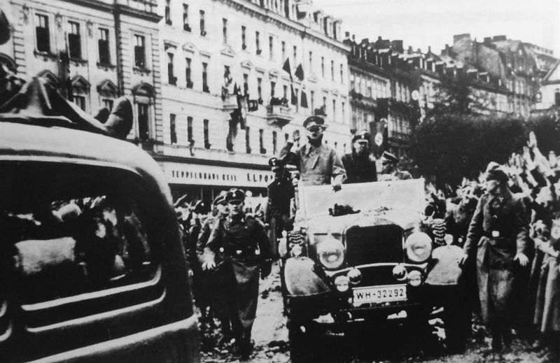 Адольф Гитлер в автомобиле «Mercedes Benz G-4». Карловы Вары, октябрь 1938 г. 