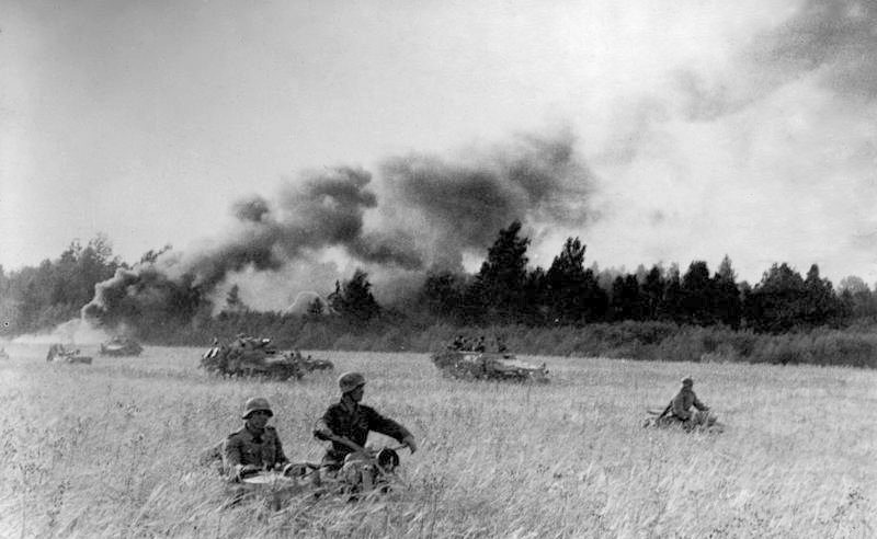 Солдаты дивизии «Великая Германия» во время контрудара в Прибалтике.