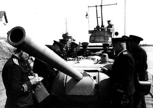 Командиры бронекатеров Дунайской флотилии получают боевую задачу. Август 1944г.