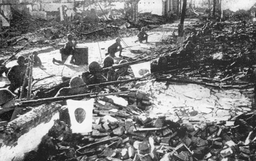 Японские войска на руинах Шанхая. 