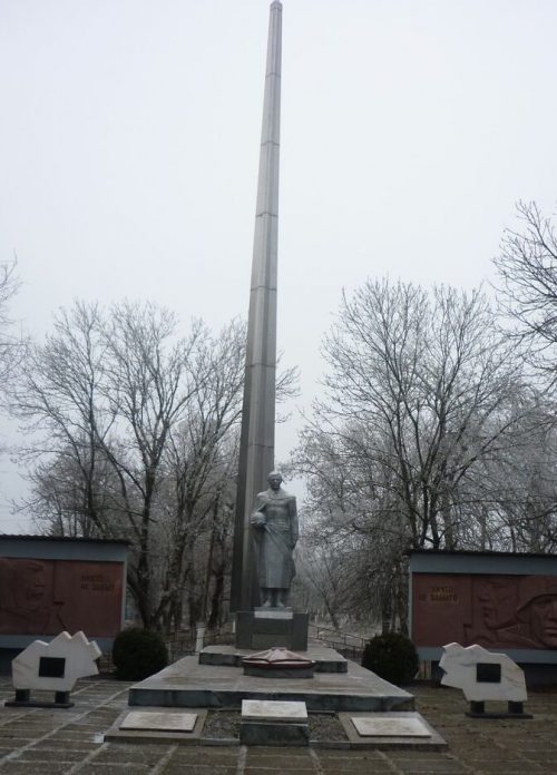 ст-ца. Зольская Кировского р-на. Памятник, установленный на братской могиле советских воинов, погибших в 1942-1943 гг.