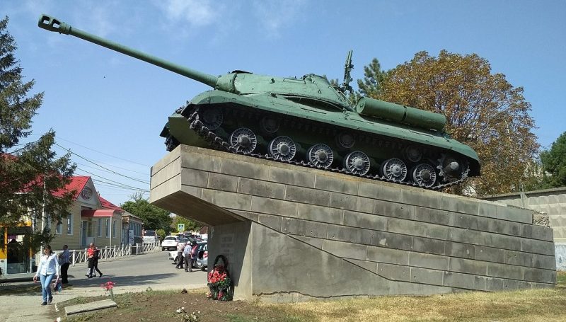 с. Александровское. Памятник-танк ИС-3, установленный в 1985 году в честь воинов 44-й армии, которые освобождали Александровский район от немецко–фашистских захватчиков.