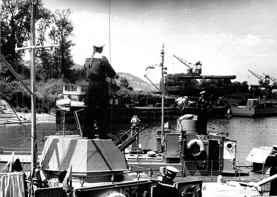 Бронекатера Дунайской военной флотилии входят в порт Галац. Август 1944 г.