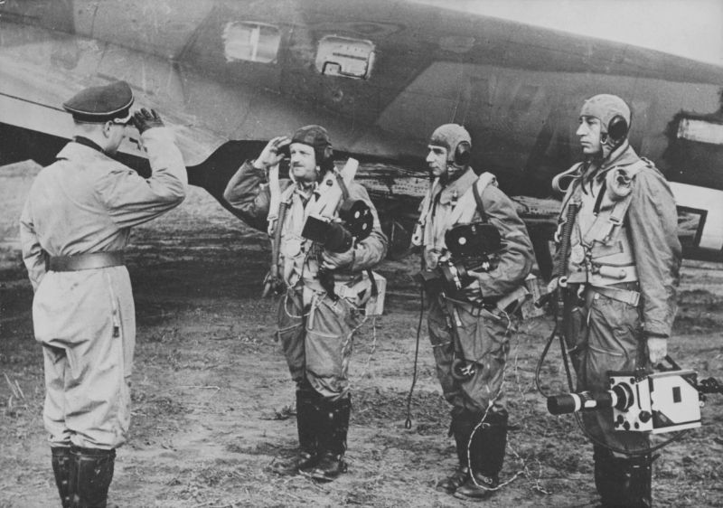 Кинооператоры Люфтваффе перед вылетом на бомбардировщике Хейнкель He-111.1939 г. 