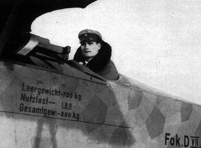 Рудольф Гесс в кабине истребителя. 1940 г.