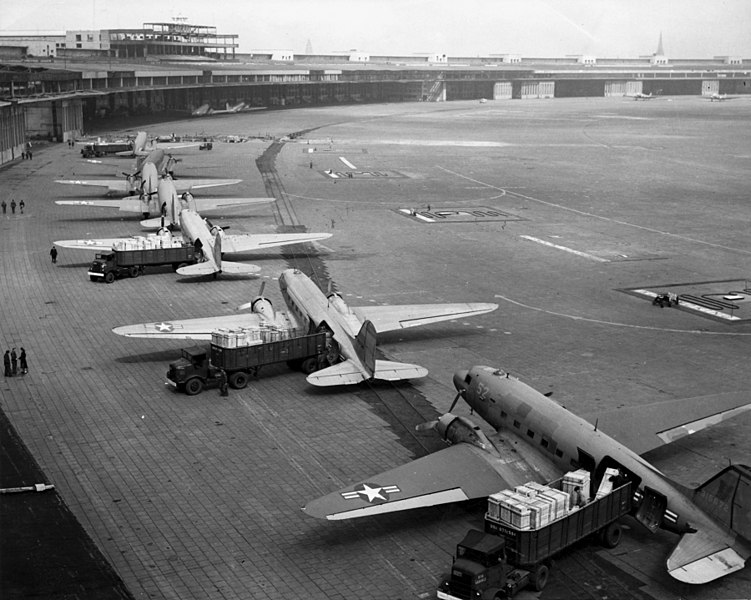 Транспортные самолеты C-47 разгружаются в аэропорту Темпельхоф. 