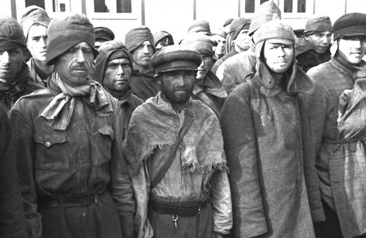 Советские военнопленные, прибывшие в концлагерь Маутхаузен. 