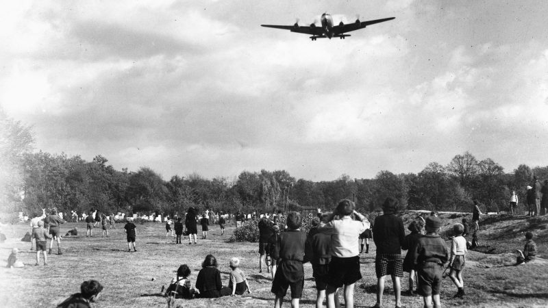 Берлинцы наблюдают за посадкой «изюмного бомбардировщика».
