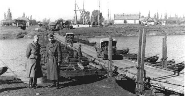 Итальянские солдаты в оккупированном городе. Переправа через реку Волчью. Октябрь 1941 г. 