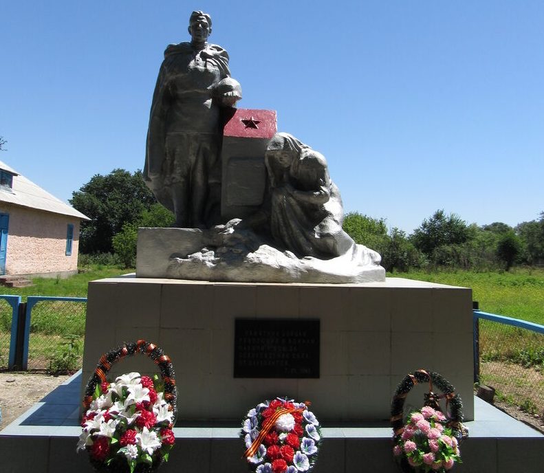 с. Новосреднее Кировского р-на. Памятник, установленный на братской могиле советских воинов, погибших в годы войны.