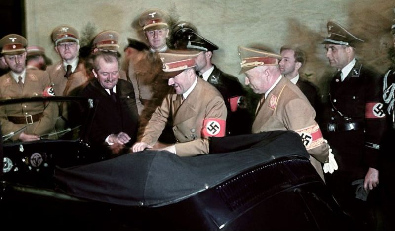 Немецкий конструктор Фердинанд Порше представляет Адольфу Гитлеру автомобиль «КдФ-Ваген», позднее получивший известность как «Фольксваген Жук». Апрель 1939 г. 
