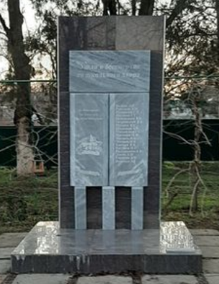 г. Новоалександровск. Памятник выпускникам школы №1, погибших в годы войны.
