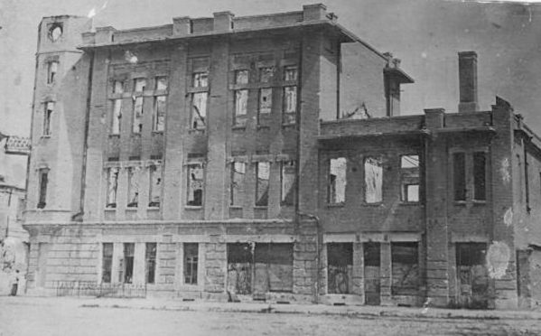 Разрушенное бомбежками здание городской управы Павлограда. Февраль 1943 г. 