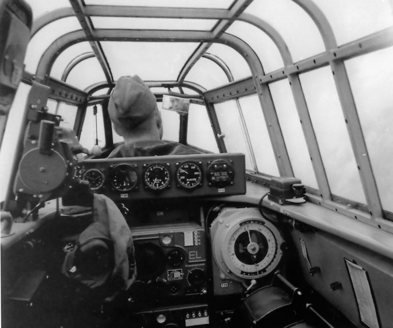 В кабине истребителя Мессершмитт Bf.110 во время полета. Ноябрь 1940 г.