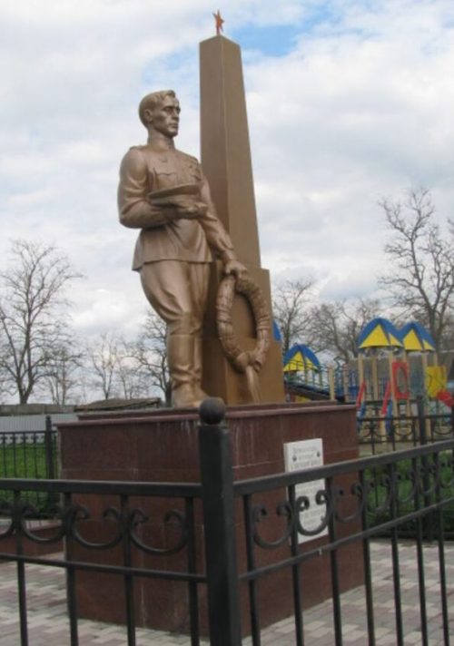 с. Ульяновка Георгиевского р-на. Памятник, установленный на братской могиле советских воинов, погибших в годы войны.