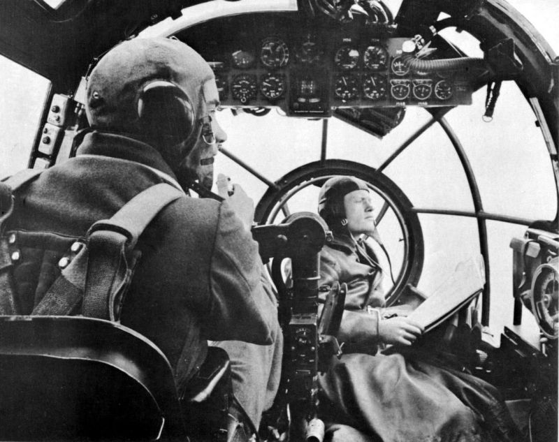 В кабине бомбардировщика Хейнкель He-111 во время боевого вылета на бомбардировку Великобритании. 1940 г. 
