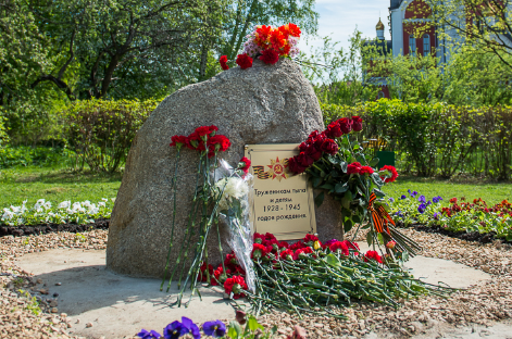 с. Бешпагир Грачёвского р-на. Памятный камень «Труженикам тыла и детям войны», установленный в 2015 году. 