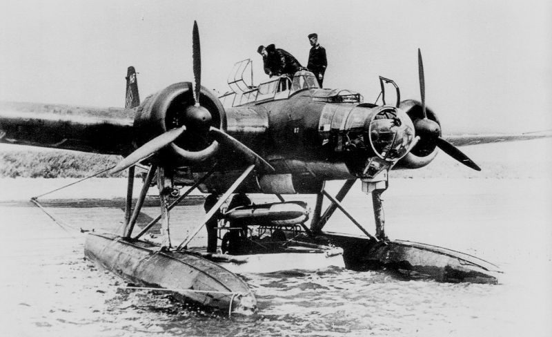 Торпедоносец He-111H-4 с учебными торпедами перед вылетом на аэродроме Гроссенброде. 1940 г.