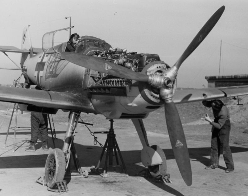 Персонал готовит истребитель Мессершмитт Bf.109E к пристрелке бортового вооружения. 1940 г. 