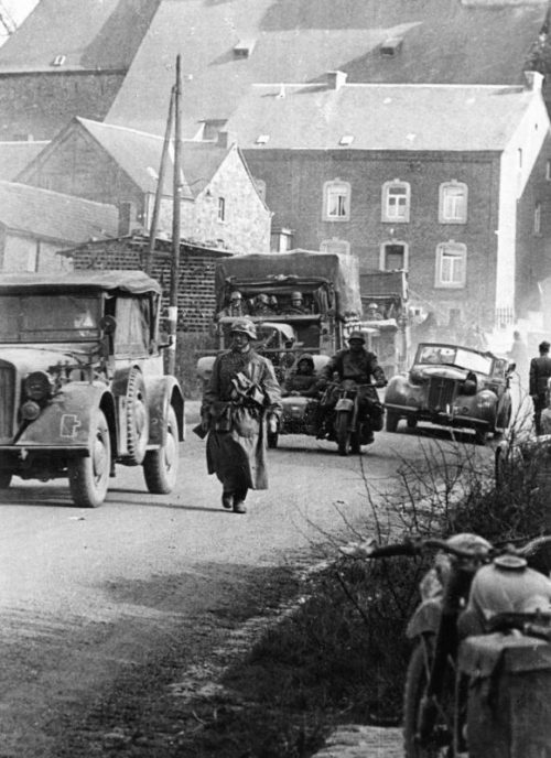 Автомобильные колонны Вермахта на дорогах Бельгии. 1940 г.