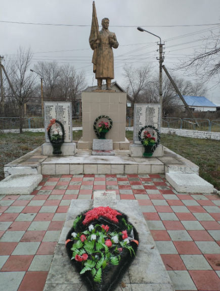 п. Новый Янкуль Андроповского р-на. Памятник, установленный на братской могиле, в которой похоронено 11 советских воинов.