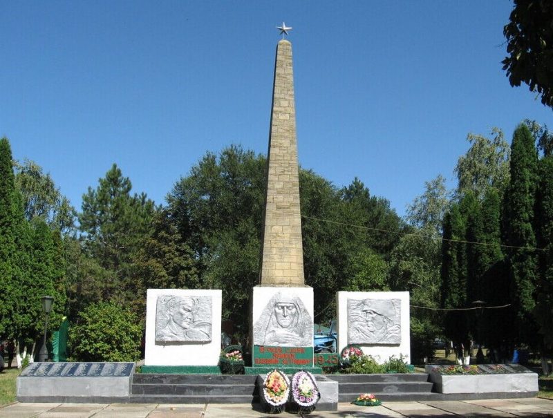 с. Вревское Кочубеевского р-на. Памятник землякам, погибшим в годы войны.