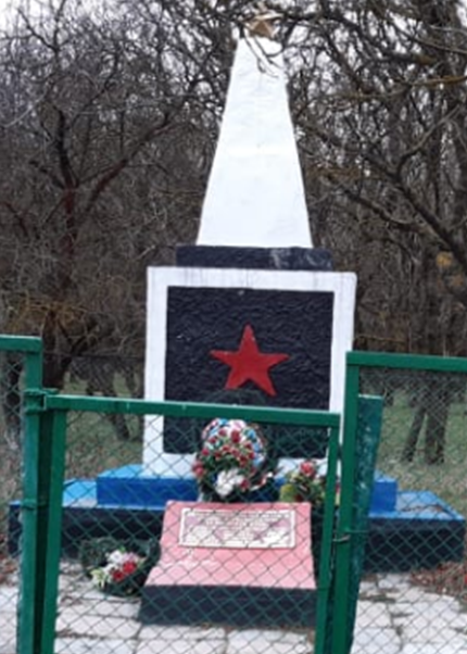 п. Овражий Андроповского р-на. Братская могила советских воинов.