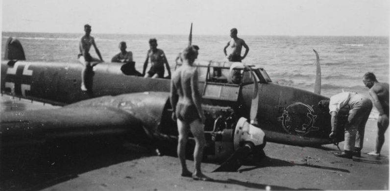 Истребитель Мессершмитт Bf.110, совершивший вынужденную посадку на пляж. 1940 г. 