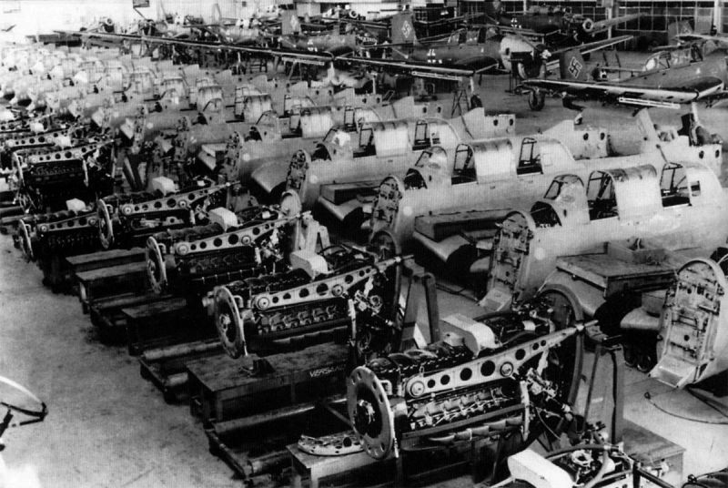 Пикирующие бомбардировщики Юнкерс Ю-87 на сборочной линии завода фирмы Везер в Темпельгофе. 1940 г. 