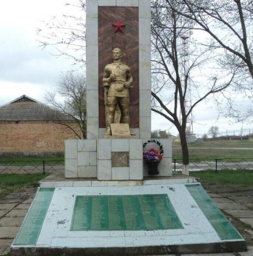 с. Салуно-Дмитриевка Андроповского р-на. Братская могила 29 воинов и 6-ти членов партактива, погибших в годы войны.