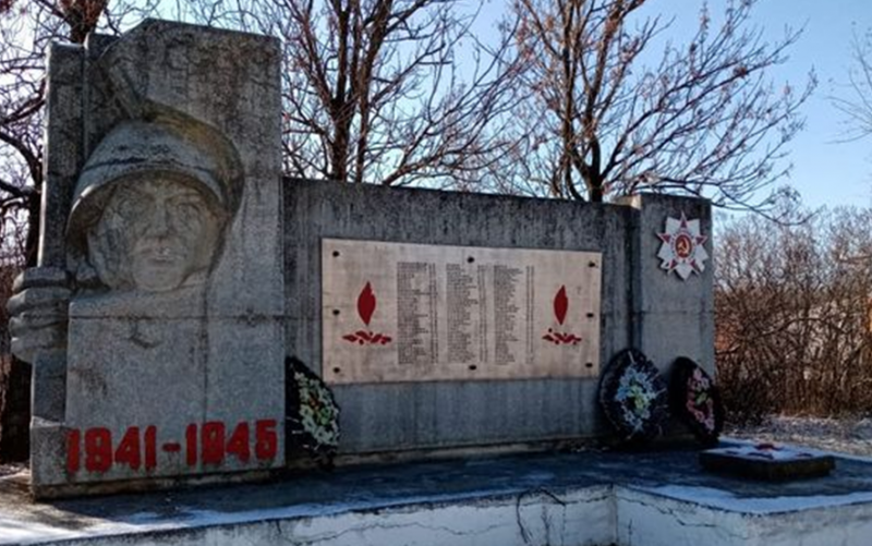 х. Дегтяревский Кочубеевского р-на. Памятник советским воинам, погибшим в годы войны.