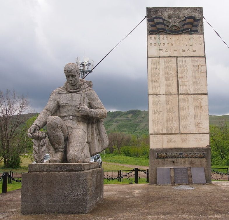с. Султан Андроповского р-на. Памятник, установленный в 1995 году на братской могиле, в которой похоронено 35 советских воинов, а также стела с именами воинов-односельчан, погибшим в годы войны. 
