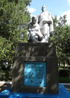 с. Ивановское Кочубеевского р-на. Памятник, установленный на братской могиле, в которой похоронено 12 советских воинов.