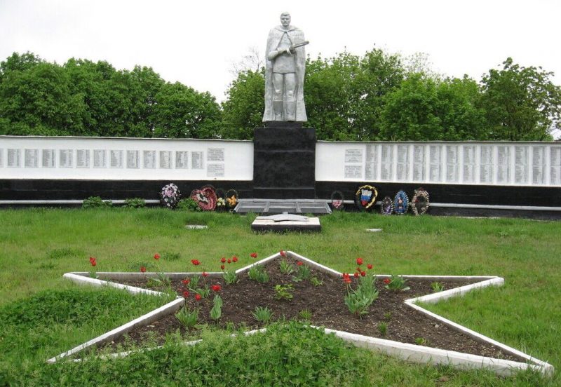 с. Казьминское Кочубеевского р-на. Мемориал, установленный на братской могиле советских воинов, погибших в годы войны.