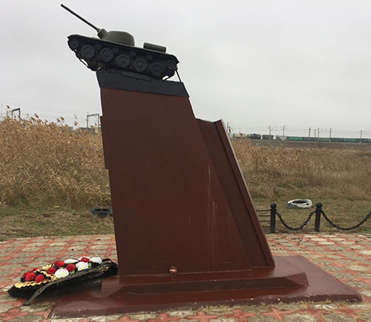 г. Минеральные Воды. Памятник, установленный в 1965 году на могиле танкистов М.Я.Соловьева и П.И. Сырчикова. 