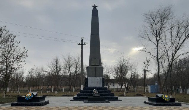 с. Янкуль Андроповского р-на. Братская могила партизан и советских воинов, погибших в годы войны.