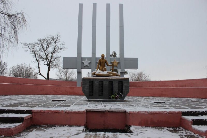 х. Мищенский Кочубеевского р-на. Памятник погибшим советским воинам в годы войны.