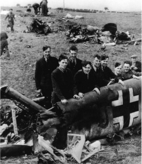 Обломки истребителя Мессершмитт Bf.110, на котором Рудольф Гесс совершил перелет в Великобританию. Май 1941 г.