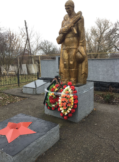 с. Нижняя Александровка Минераловодского р-на. Памятник, установленный на братской могиле, в которой похоронено 10 советских воинов, погибших в годы войны. 