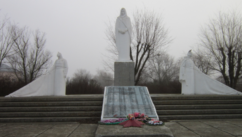 с. Апанасенковское. Братская могила советских воинов, погибших в годы гражданской и Великой Отечественной войн.