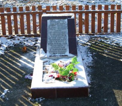 с. Надзорное Кочубеевского р-на. Братская могила на территории школы, советских воинов, погибших в годы войны.
