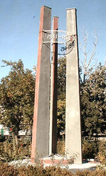 с. Ольгино Степновского р-на. Памятник в честь местных жителей, не вернувшихся с войны.