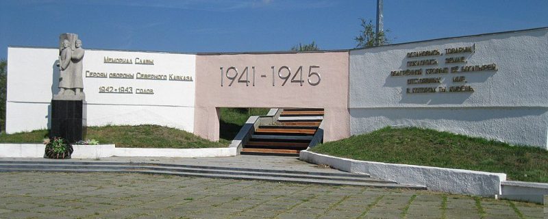 Изобильненский р-н. Мемориал Славы на западном берегу Новотроицкого водохранилища, установленный в честь мирным гражданам, замученным немецкими оккупантами в 1942 году.