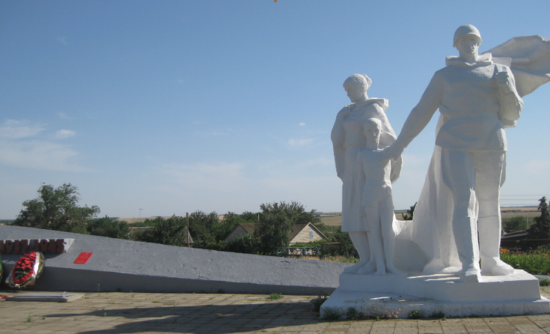 с. Воздвиженское Апанасенковского р-на. Монумент советским бойцам, погибшим в годы войны.