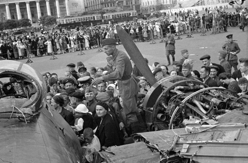 Сбитый самолет Ju-88 на площади Свердлова в Москве. Июль 1941 г. 